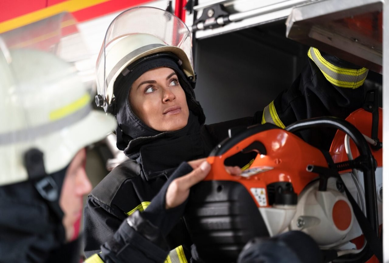 bombero-femenino-estacion-equipada-traje-casco-seguridad_23-2149206375