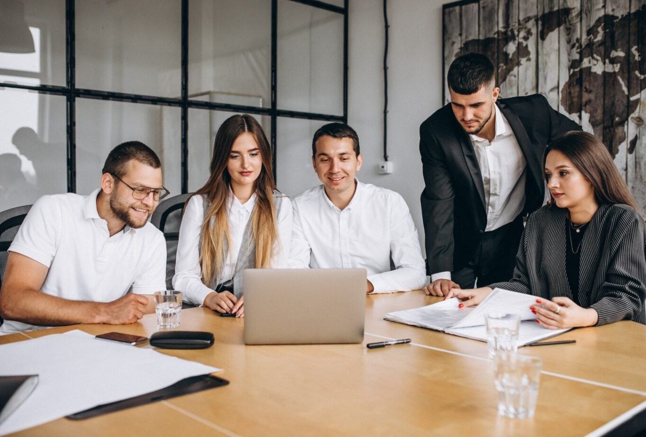 grupo-personas-trabajando-plan-negocios-oficina_1303-15788